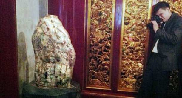 The strange rock at the Thuong Temple 11