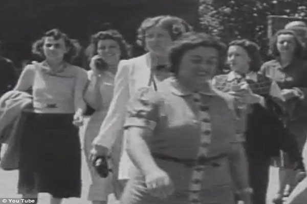 Is this the world’s first cell phone? Film from 1938 shows a woman talking on a wireless device… 38