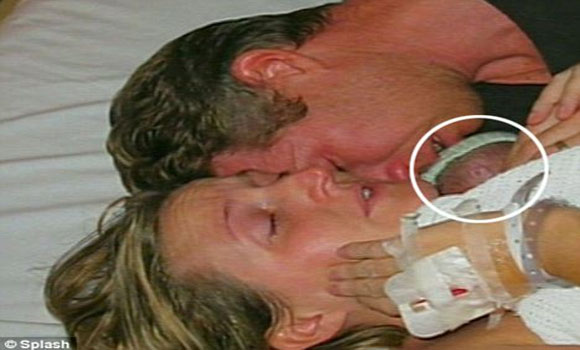 Mother Brings Baby Back to Life With Two Hours Of Loving Cuddles After Doctors Pronounce Him Dead 46