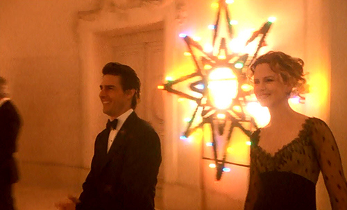 When entering the party, the first thing we see is this odd star-shaped Christmas decoration. This particular decoration is found throughout the house.