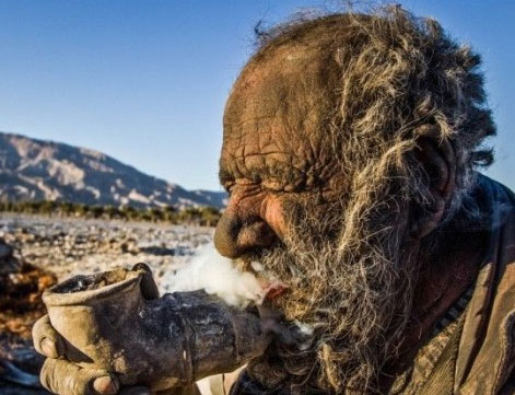 The World’s Filthiest Man Smokes Feces, Hasn’t Bathed in 60 Years 1