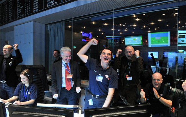 Rosetta Beamed Its First Signal To Earth: The Probe Successfully Woke Up From Long Deep Space Hibernation! 10