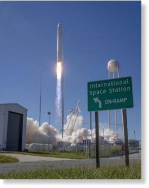 Click to enlarge Mysterious objects spotted near International Space Station 4