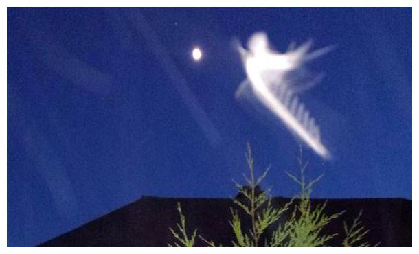 Incredible image shows ethereal object over the skies of London 23