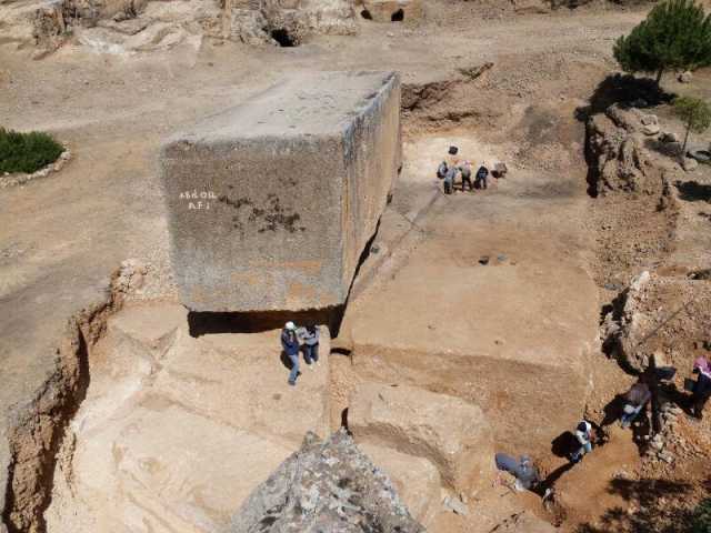 Wow! 1,650 tons... Largest "ancient" stone block discovered in Baalbek 1