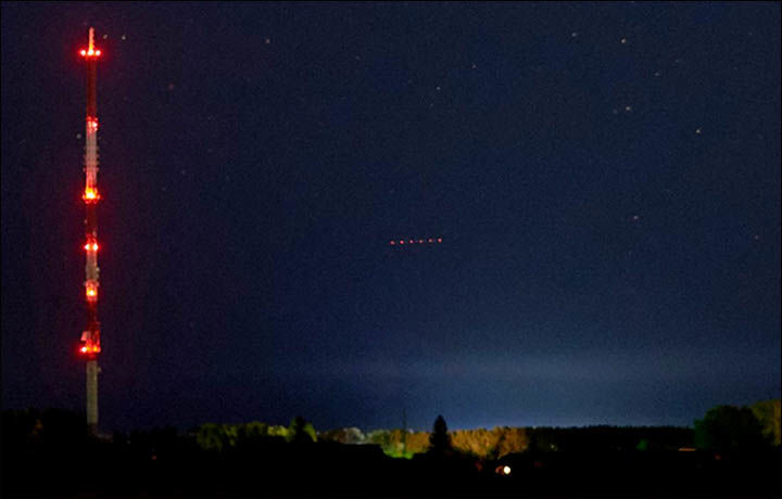 Mysterious red lights spotted over Russia 1