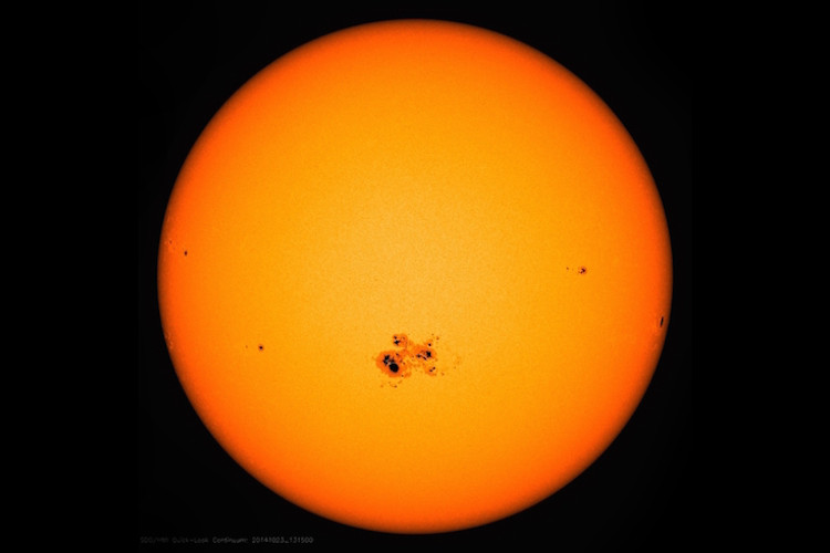 NASA: On April 20, a unique M1-class flare occurred on the Sun 21