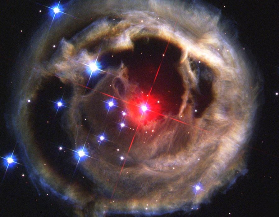 Im Januar 2002 wurde ein stumpfer Stern in einer dunklen Konstellation plötzlich 600.000 Mal heller als unsere Sonne