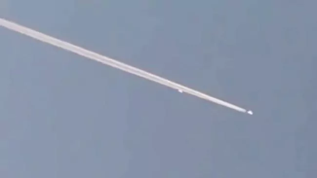 Eerie moment ‘UFO speeds after passenger jet and overtakes it’ sending conspiracy theorists into a frenzy 4