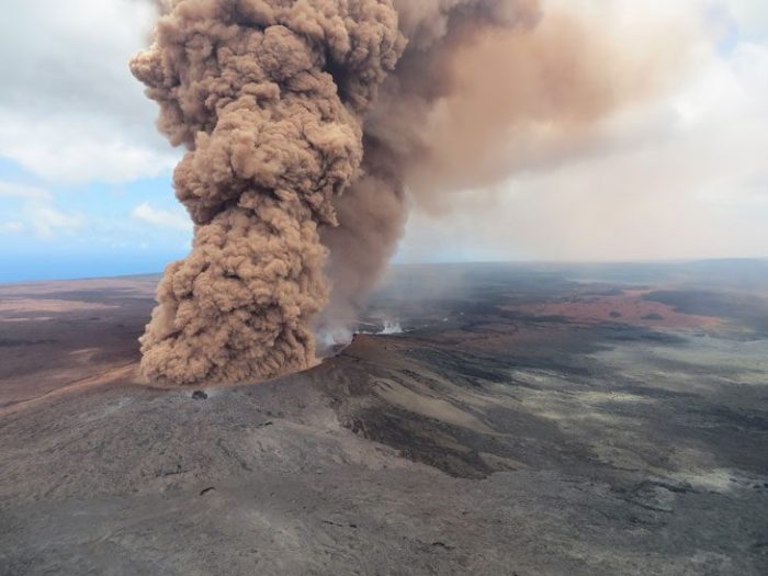 TOXIC CLOUD A plume of ash burst from Kilauea shortly after a magnitude 6.9 earthquake shook the volcano’s south flank. U.S. GEOLOGICAL SURVEY