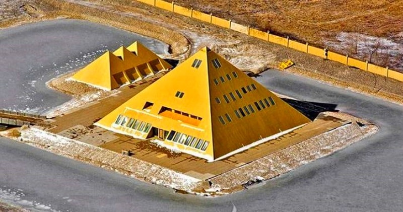 A Man Built A Gold Pyramid Home, A Replica Of The Great Pyramid & Found Mysterious Energy 16