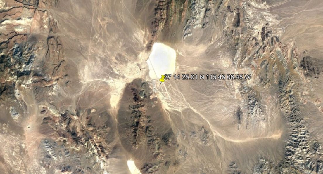 Man camping in the desert and filming bright UFO in Area 51 8