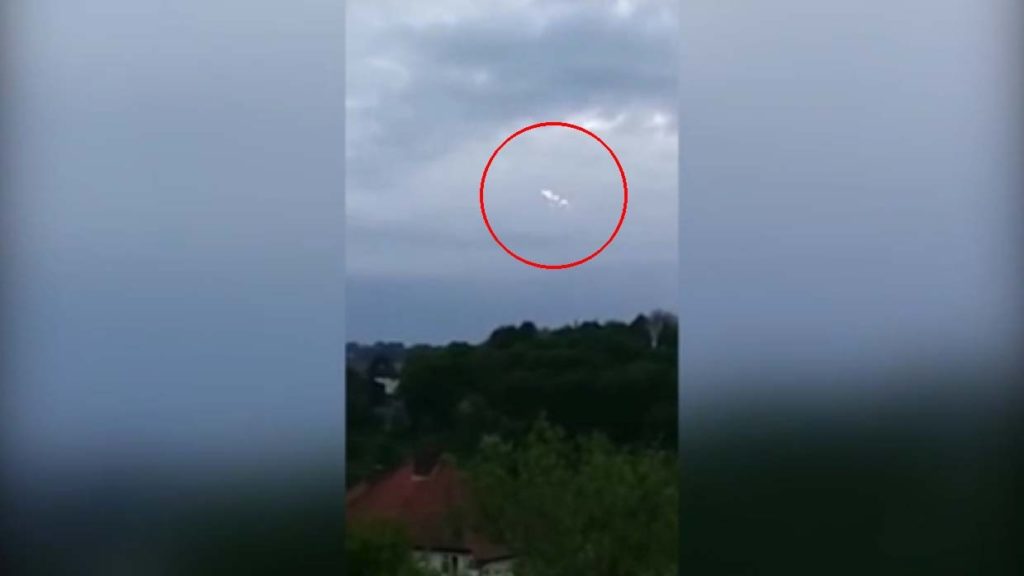 They record an amazing UFO on a base of the Royal British Air Force 1
