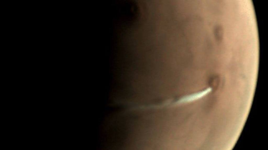 What's That Weird Cloud That's Been Looming Over Mars for Weeks? 7