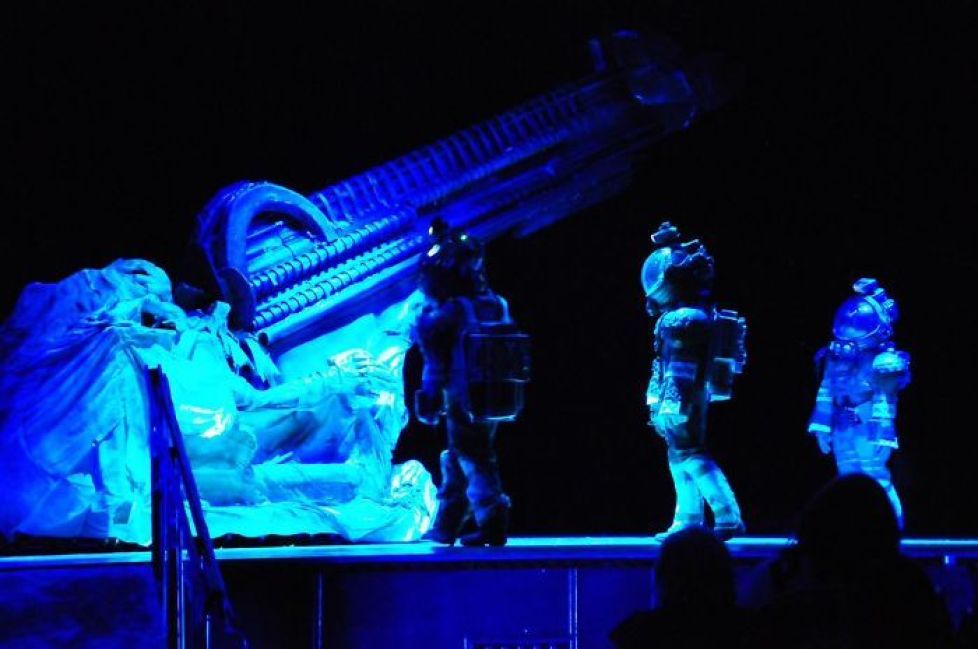 This Amazing School Play Of ‘Alien’ Had No Budget And Used Trash To Make Costumes 22