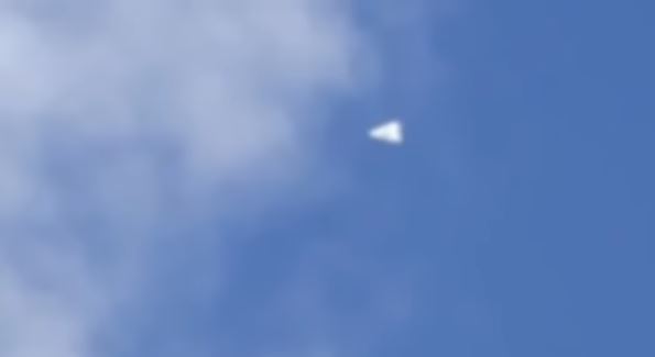 In Amsterdam, a triangular UFO hovered in the sky and suddenly flew away at high speed 13