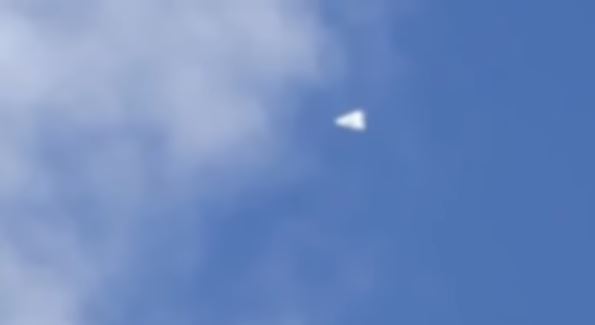 In Amsterdam, a triangular UFO hovered in the sky and suddenly flew away at high speed 24