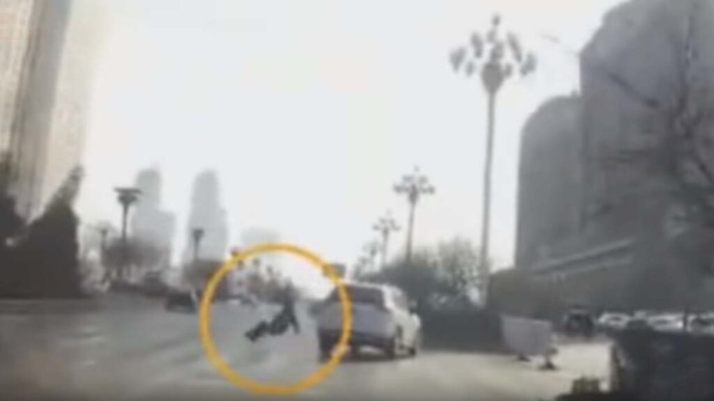 A video shows the moment when a teleported person causes an accident in China 1