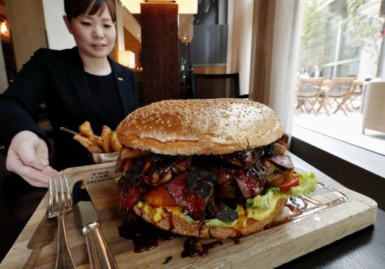 World’s most expensive burger with gold-dusted bun will set you back £700 1