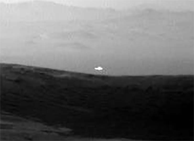light white mars - Image from NASA shows a mysterious white light on Mars and nobody knows its origin