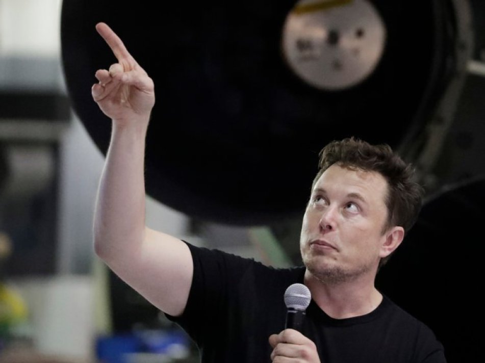 Elon Musk says SpaceX could land on the moon in 2 years. A NASA executive says 'we'll partner with them, and we'll get there faster' if the company can pull it off. 6