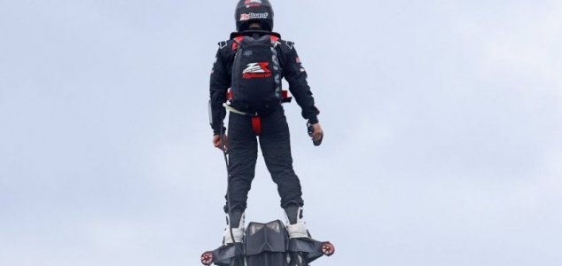 Can a hoverboard cross the English Channel ? 1
