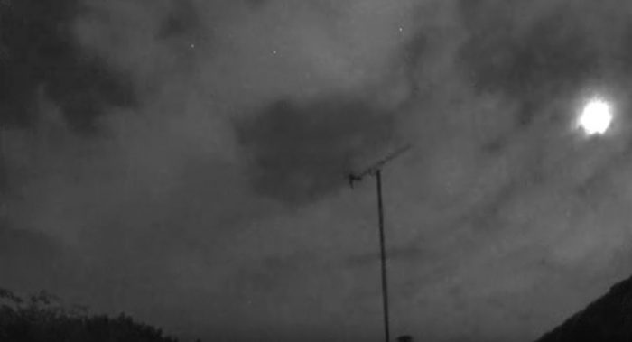Huge Meteor Fireball Illuminates Night Sky Over London, England 19