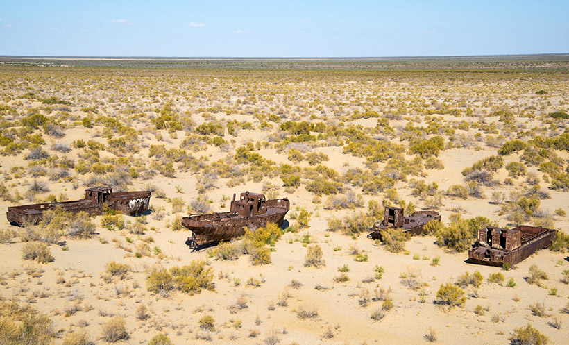 Sands and ships on the site of the Aral Sea