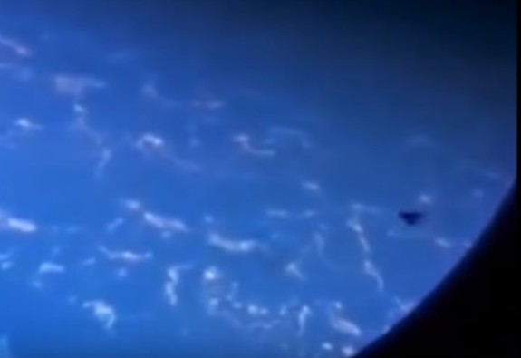 Astronaut on board the International Space Station records 3 triangular UFOs 8