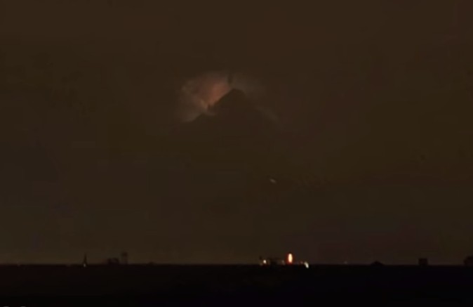 Mysterious and huge object in the shape of a "pyramid" appears in the sky above Philadelphia 8