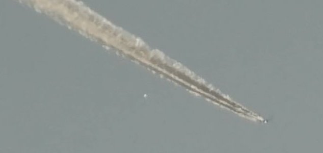 Man filming 'chemtrails' also captures UFO 44