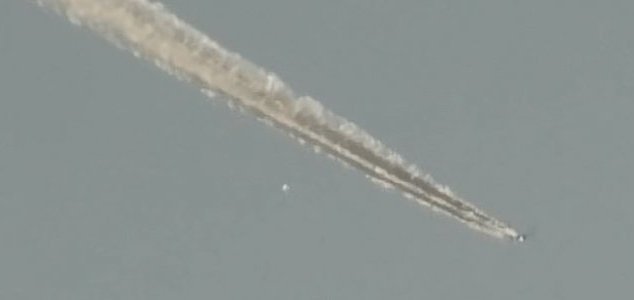 Man filming 'chemtrails' also captures UFO 18