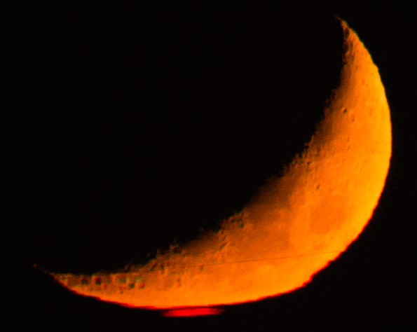 Amateur Astronomer records a mysterious explosion on the Moon 12
