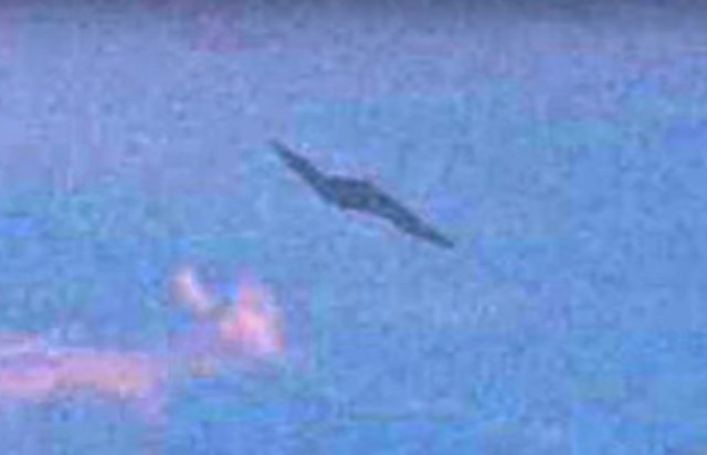 'Discovery' Space Shuttle photographed an Alien Spaceship 7