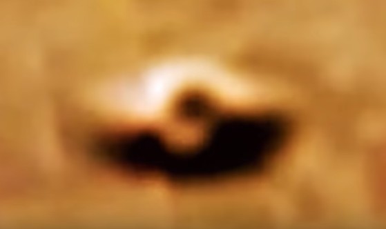 A UFO is photographed in the Mars Gale Crater by the Rover Curiosity 4