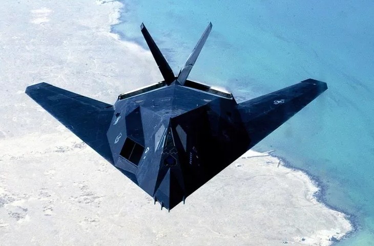 AREA 51, "mysterious objects" suddenly appear from the hangars of the Tonopah Test Range airport 13