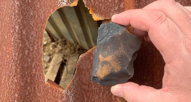 A meteorite falling on a residential building was full of surprises 20