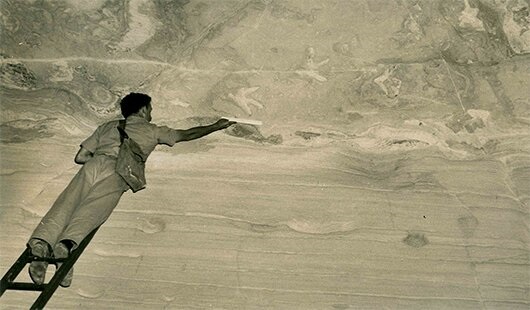 Scientist solved the mystery of strange dinosaur footprints on the cave ceiling 1