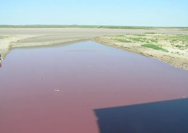 Rivers, ponds and even rains turn red all over the world 6
