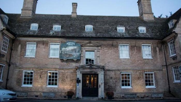 The ghost of the Haycock Manor Hotel: a beautiful legend about a frequent visitor to an ancient building 1