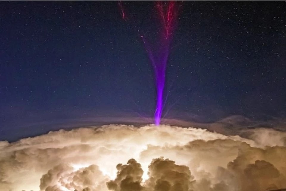 Sprites: Mysterious inhabitants of the Earth's ionosphere 9