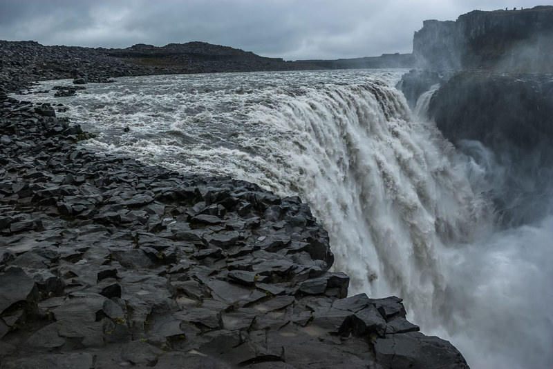Iceland accidentally filmed a transforming alien watching people 3