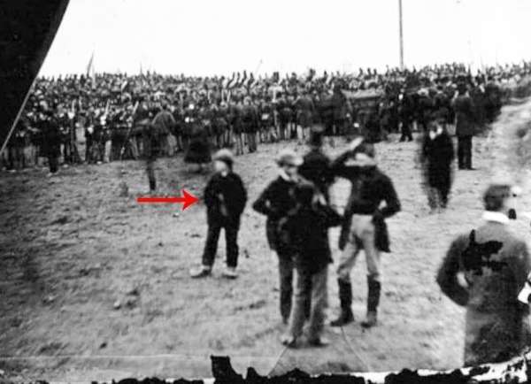 Pegasus Project: The lawyer who claims to have visited the past and even got into the picture of the 19th century 12
