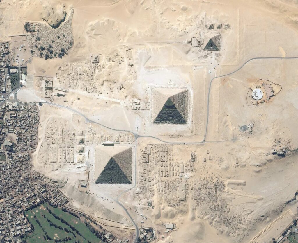 Discovered mysterious giant objects on the Giza plateau, near the famous Egyptian pyramids 7