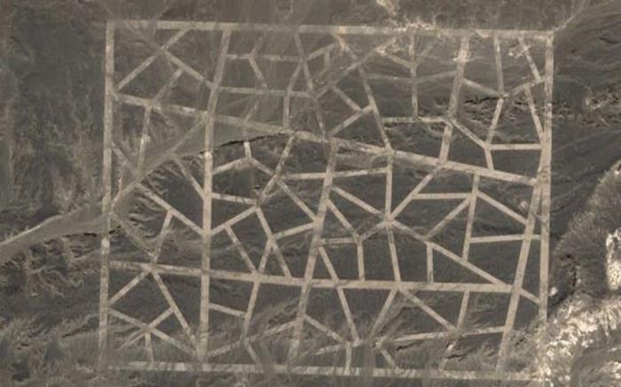 Mysterious signs in the middle of the Gobi desert 7