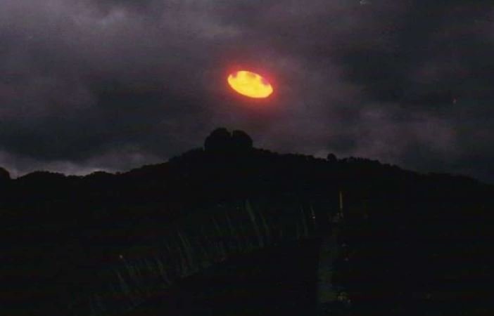 Carlos Diaz - a professional photographer who contacted aliens and filmed their ship 5