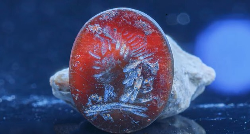 A seal with the image of the god Apollo was found in the Jerusalem wall 1