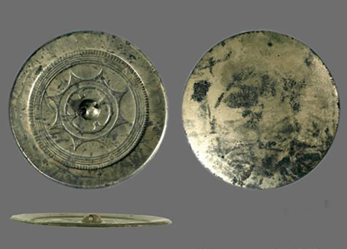 The art of making magic mirrors dates back to the Han Dynasty (206 BC - 24 AD). The art of making magic mirrors dates back to the Han Dynasty (206 BC - 24 AD).