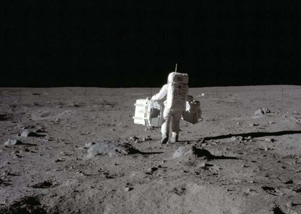 NASA has banned fighting and littering on the moon 9