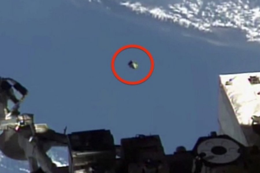 ISS camera captured a fleet of over 150 UFOs in Earth orbit 1